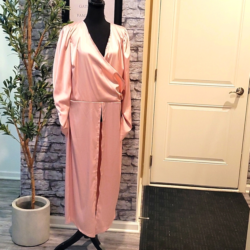 NWOT Satin long sleeved split front maxi length blouse in a size 1 (14/16).